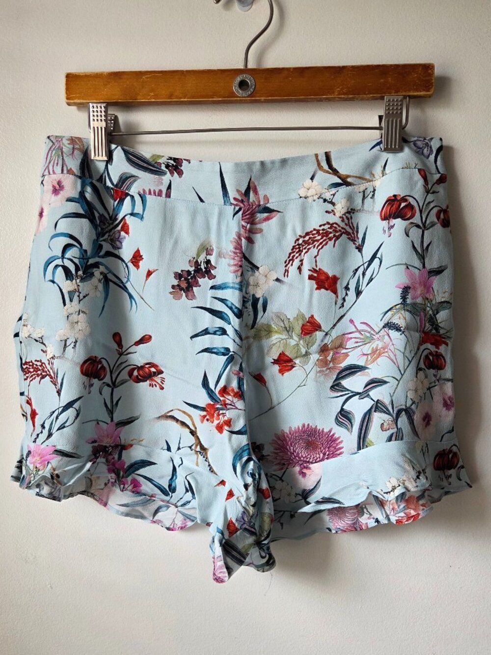EUC WILLOW & CLAY FLORAL RUFFLED HEM SUMMER SHORTS SIZE M